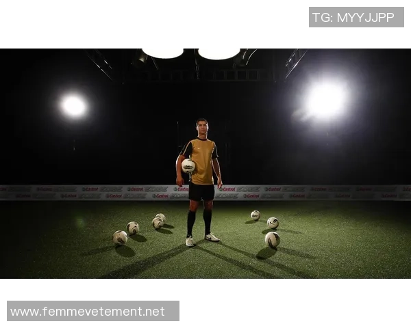 足球明星吐水瞬间高清图片大赏展现运动员独特魅力与个性风采