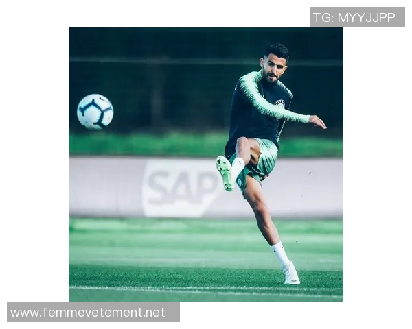 足球明星踢球头像展现女生运动魅力与青春活力的完美结合